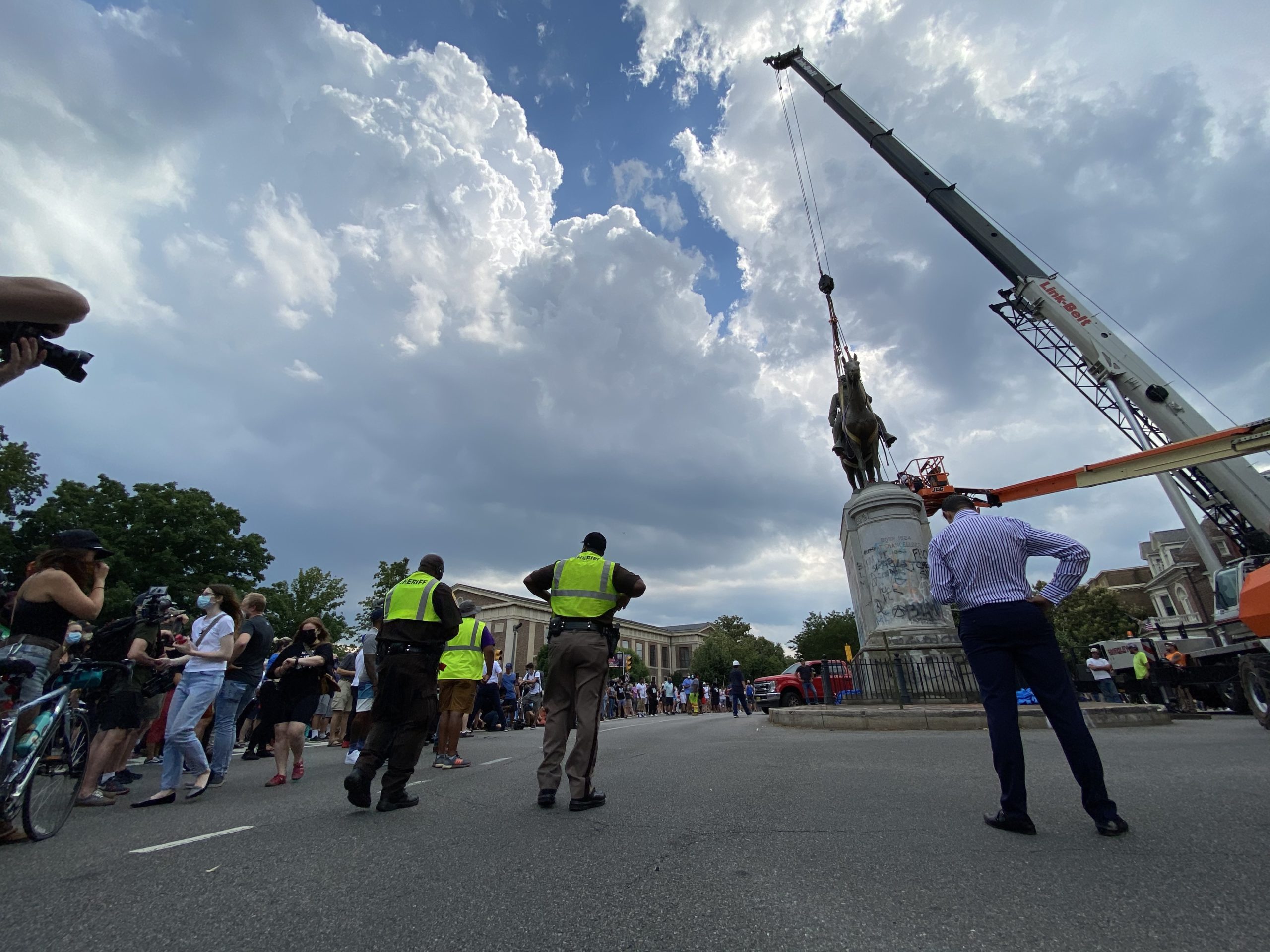 Stonewall Jackson statue being removed while people watch.